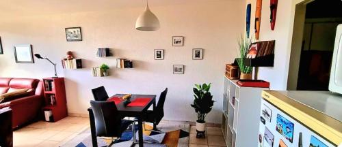 Kuchyň nebo kuchyňský kout v ubytování Appartement très lumineux au centre ville