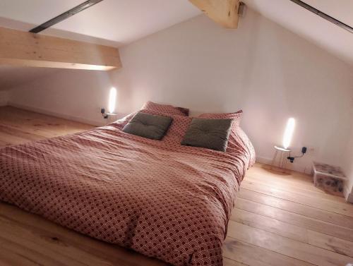 une chambre avec un grand lit avec deux oreillers dans l'établissement La Casa Beau site, à Gap