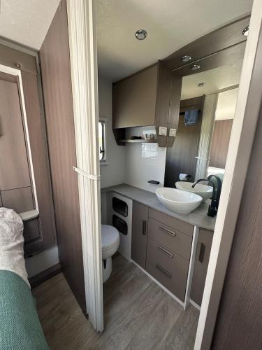 Dapur atau dapur kecil di Comfortable Country RV Campervan Stay