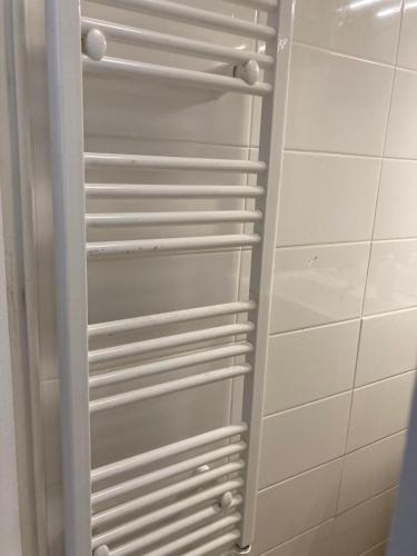 d'un placard avec des étagères blanches dans la salle de bains. dans l'établissement Good night, à Chambéry