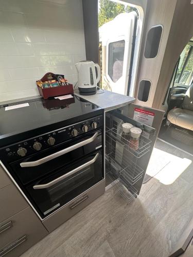 Dapur atau dapur kecil di Comfortable Country RV Campervan Stay