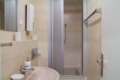 a bathroom with a sink and a shower at Köln Altstadt Charmantes Studio in Cologne