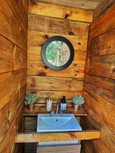 un bagno con lavandino in una parete di legno di Glamping El Cielo Adventures a Gómez Farías