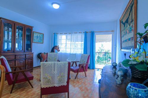 a living room with a table and chairs at Logement cosy proche plage in Grand Gaube