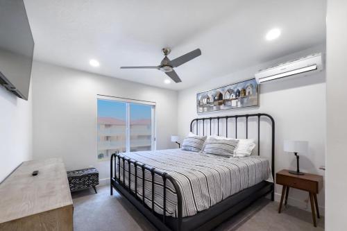 Southern Trailer ParkLuxury Stay at The Vue Pool Spa & Pickleball的带床和吊扇的卧室