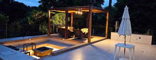 a gazebo sitting on top of a patio at Chalé Estância Morada Nova in Coração de Jesus