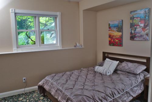 ウォーソーにあるSpectacular Garden Chalet close to Rib Mountainのベッドと2つの窓がある寝室