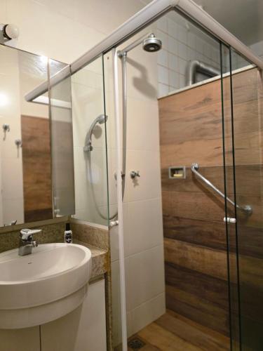 un baño con lavabo y ducha en Apartment cool & chill Ipanema, en Río de Janeiro
