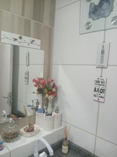 a kitchen counter with a sink and a mirror at Alugyel 1 quarto,Aconchegante, ar de nostalgia in Fortaleza