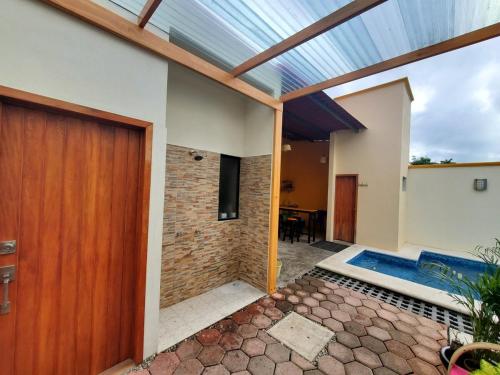 einem externen Blick auf ein Haus mit einem Pool in der Unterkunft Estancia Chon Cortes in Cupilco