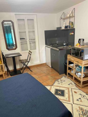 - une cuisine avec un comptoir et une table dans une pièce dans l'établissement Studio Meublé-Vue Mer-Vieux Hyères- Centre Médiéval Coeur de Ville, à Hyères