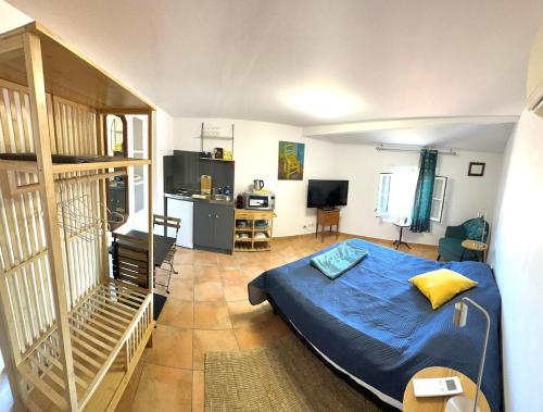 - une chambre avec un lit bleu dans l'établissement Studio Meublé-Vue Mer-Vieux Hyères- Centre Médiéval Coeur de Ville, à Hyères