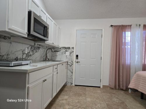 a kitchen with a sink and a microwave at Rocas del sol in Las Vegas