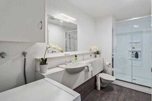 Un baño de Beautiful Apartment Sleeps 4 Close Town & Ski