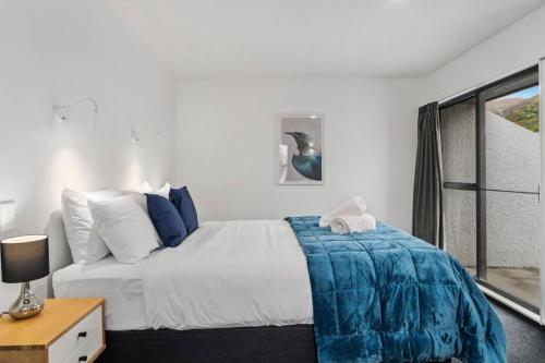Una cama o camas en una habitación de Beautiful Apartment Sleeps 4 Close Town & Ski