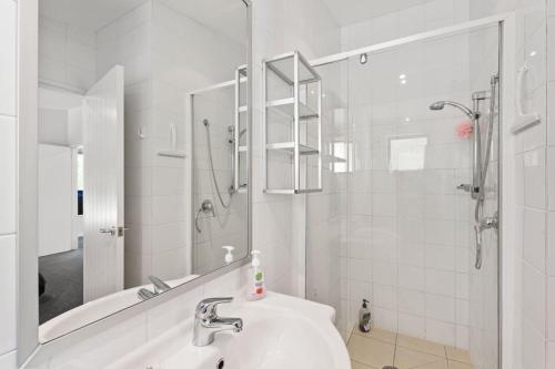 Et badeværelse på Perfect Place To Stay Views