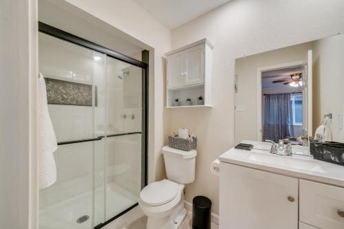 Bilik mandi di 10 Mi to Six Flags Pet- and Family-Friendly Retreat