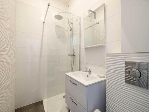 une salle de bain blanche avec un lavabo et une douche dans l'établissement Cozy studio - Cannes center - 2 people, à Cannes