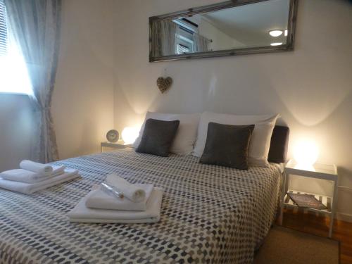 ein Schlafzimmer mit einem Bett mit zwei Handtüchern darauf in der Unterkunft Apartment Emily in Zagreb