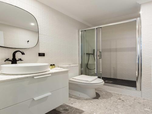 une salle de bain avec toilettes, lavabo et douche dans l'établissement Cosy Apartment - Parc des expositions Tour Eiffel 1, à Paris