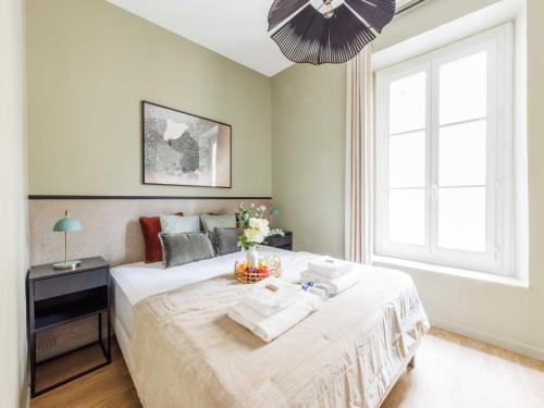 - une chambre avec un lit et un plateau de nourriture dans l'établissement Cosy apartment - 2BR 5P - Jardin du Luxembourg, à Paris