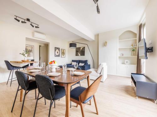 une salle à manger et un salon avec une table et des chaises dans l'établissement Cosy apartment - 2BR 5P - Jardin du Luxembourg, à Paris