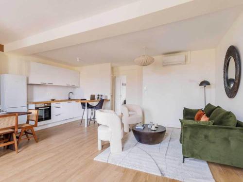 Photo de la galerie de l'établissement Chic apartment - 2BR 6P - Jardin du Luxembourg, à Paris