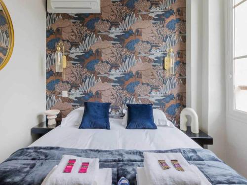 - une chambre avec un lit doté d'oreillers bleus et rouges dans l'établissement Cosy apartment - 1BR 4P - Jardin du Luxembourg, à Paris