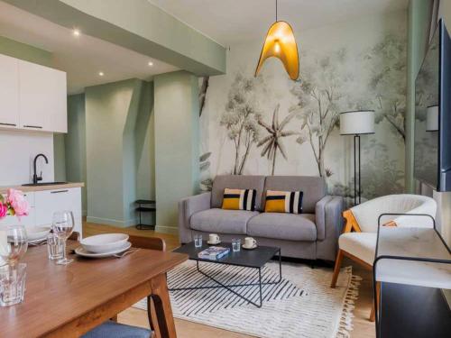 un salon avec un canapé et une table dans l'établissement Cosy apartment - 1BR 4P - Jardin du Luxembourg, à Paris