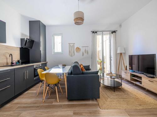 une cuisine et un salon avec une table et un canapé dans l'établissement Superb 1BR 2p in the heart of Cannes - Balcony, à Cannes