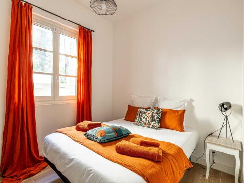 - une chambre avec un lit doté de rideaux orange et d'une fenêtre dans l'établissement Superb 1BR 2p in the heart of Cannes - Balcony, à Cannes