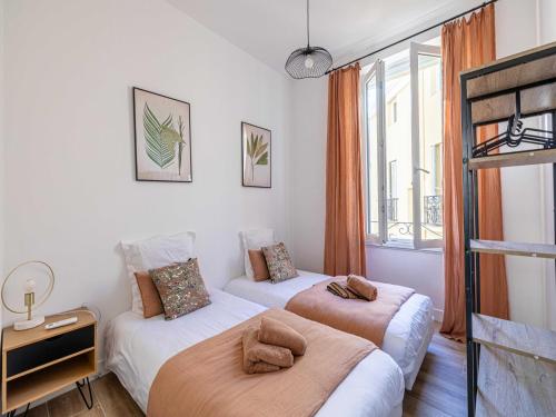 deux lits dans une chambre avec une fenêtre dans l'établissement Sublime 2 bedroom apart - Cannes residential area, à Cannes