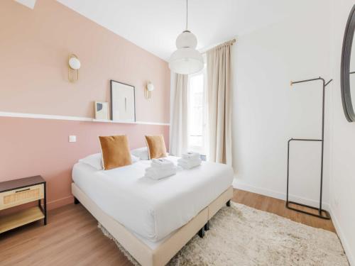 une chambre avec un lit blanc et une fenêtre dans l'établissement Cosy Apartment Le Bon Marche, à Paris