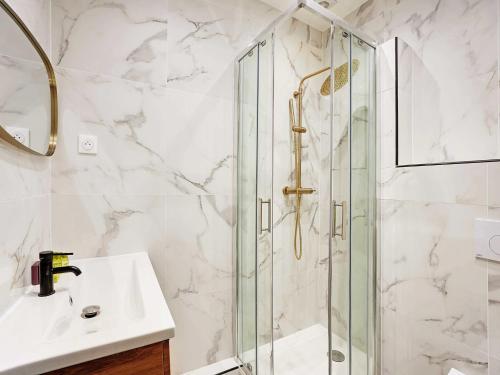 une salle de bain avec douche et lavabo dans l'établissement Eclectic apartment - 2BR 6P - Jardin du Luxembourg, à Paris