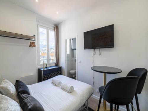une chambre avec un lit, une table et une télévision dans l'établissement Gorgeous Studio for 2 persons, à Cannes