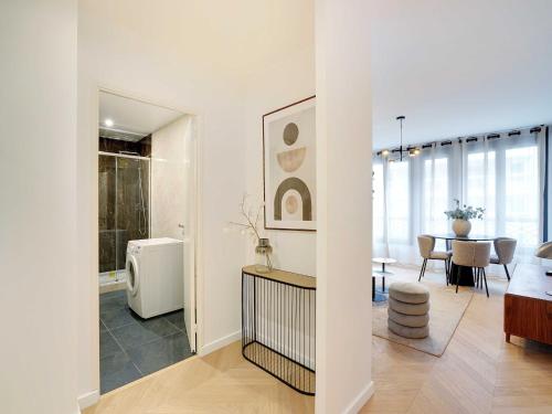 un appartement blanc avec une salle à manger et un salon dans l'établissement Sleek & Refined Apartment - Levallois-Perret, à Levallois-Perret