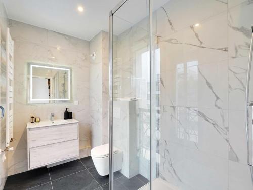 une salle de bain avec une douche, des toilettes et un lavabo dans l'établissement Studio Sleek & Refined - Levallois-Perret, à Levallois-Perret