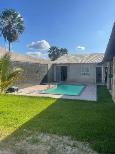 a house with a swimming pool in a yard at sitio para eventos in Caucaia