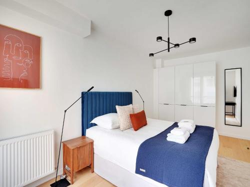 Photo de la galerie de l'établissement Sleek & Refined Apartment - Levallois-Perret, à Levallois-Perret