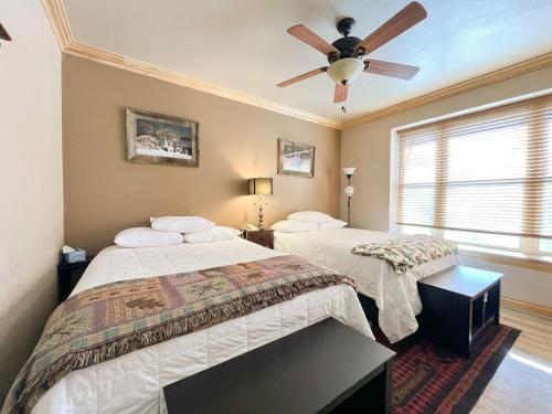 een slaapkamer met twee bedden en een plafondventilator bij Condo at Cedar Breaks Lodge in Brian Head, UT in Brian Head