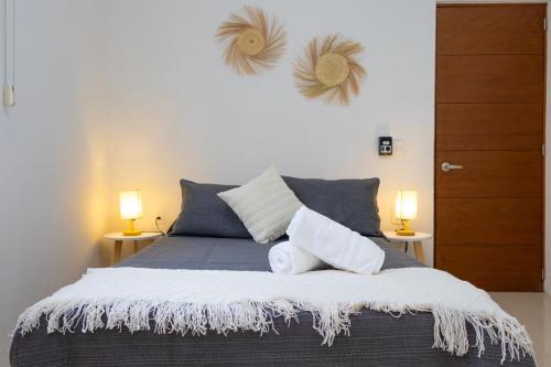 una camera da letto con un letto con due lampade sopra di NEW! Aldea Bamboo 1 Terraza & Centro a Cuernavaca