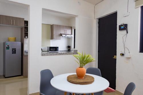 una cucina con un tavolo e sedie in una stanza di NEW! Aldea Bamboo 1 Terraza & Centro a Cuernavaca