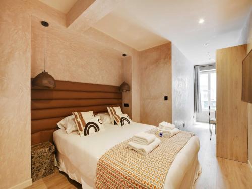 une chambre avec un lit avec des serviettes dessus dans l'établissement Exceptional 2BR 6P Apartment - Caire Montorgueil, à Paris