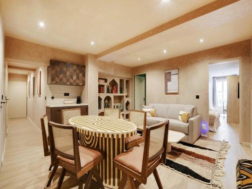 un salon avec une table, des chaises et un canapé dans l'établissement Exceptional 2BR 6P Apartment - Caire Montorgueil, à Paris