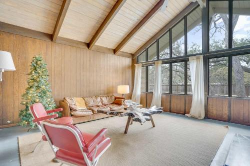 Una sala de estar con un sofá y un árbol de Navidad. en Frank Lloyd Inspired 3BR - 1'35 Acres & Firepit, en San Marcos