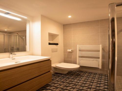 une salle de bain avec un lavabo et des toilettes dans l'établissement Chic Studio - 2P - in the heart of Saint-Tropez, à Saint-Tropez