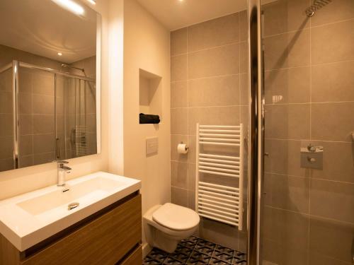 une salle de bain avec un lavabo, des toilettes et une douche dans l'établissement Chic Studio - 2P - in the heart of Saint-Tropez, à Saint-Tropez