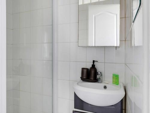 une salle de bain blanche avec un lavabo et un miroir dans l'établissement Quiet studio - 2P - Pantin Pathé La Villette, à Pantin