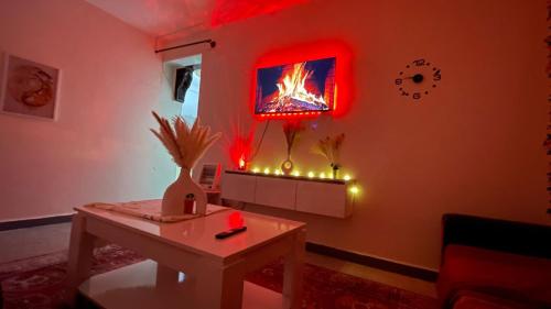 TV a/nebo společenská místnost v ubytování Steps from Airport only 5 minutes ,Ideal for Travelers