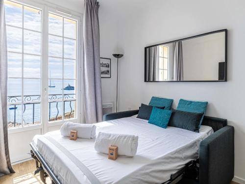 une chambre avec deux lits et une grande fenêtre dans l'établissement Charming Appt - 1BD 4P- sea view - Antibes Centre, à Antibes